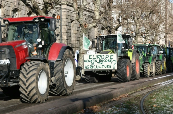 Une pancarte sur laquelle on peut lire "Europe, veux-tu encore de ton agriculture ?" est installée sur un tracteur à Strasbourg, dans l'est de la France, le 7 janvier 2026