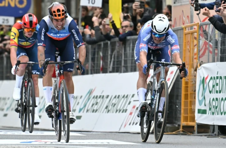 Jasper Philipsen (droite) remporte Milan-Sanremo devant Michael Matthews le 16 mars 2024