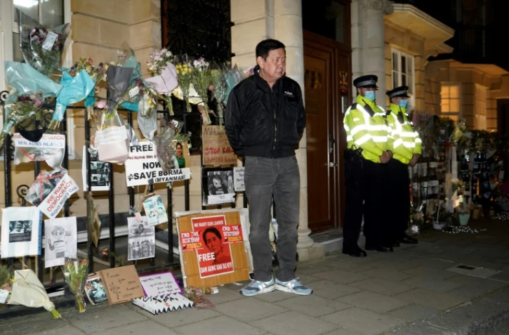 L'ambassadeur de Birmanie en Grande-Bretagne Kyaw Zwar Minn, devant son ambassade à Londres qui lui est interdite d'accès par des diplomates pro-junte, le 7 avril 2021