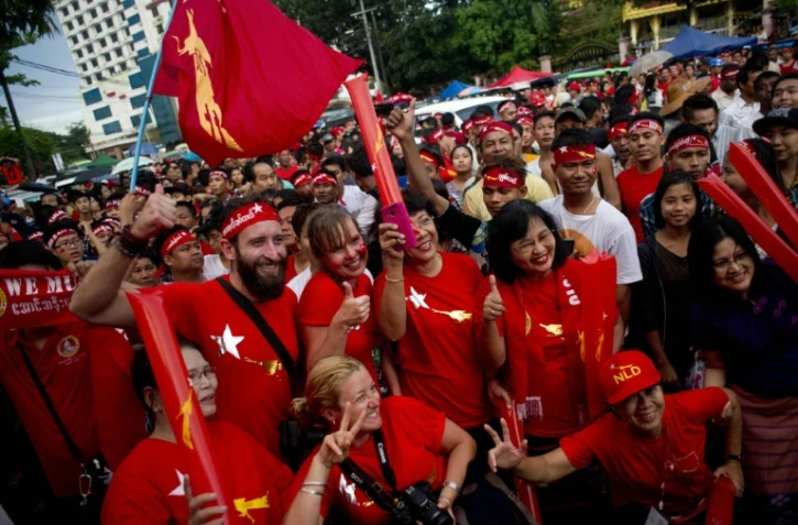 Des partisans d'Aung San Suu Kyi manifestent leur joie le 9 novembre 2015 devant le siège de la LND à Rangoun