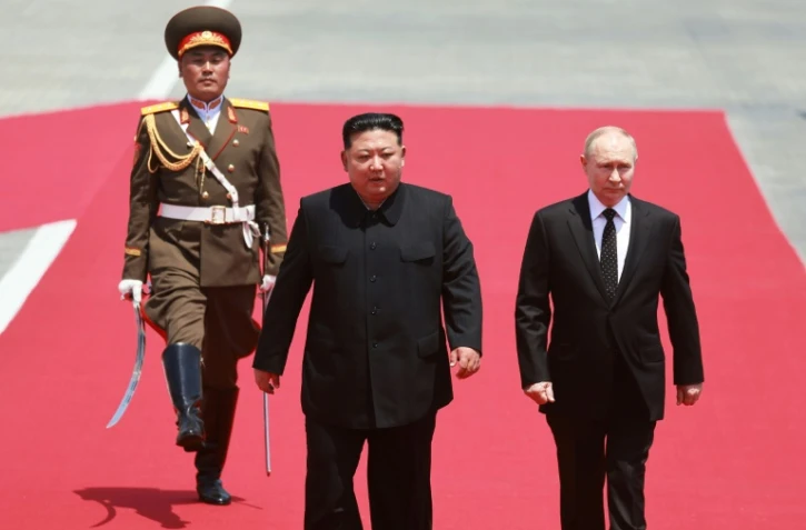 Le président russe Vladimir Poutine est reçu par le dirigeant nord-coréen Kim Jong Un lors d'une cérémonie sur la place Kim Il Sung à Pyongyang, le 19 juin 2024
