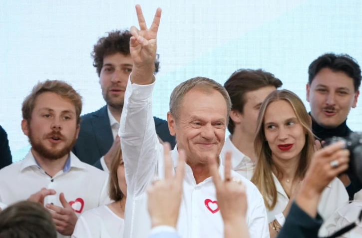 Donald Tusk, leader de l'opposition centriste pro-européenne Coalition civique, s'adresse à ses partisans après les sondages à la sortie des urnes, le 15 octobre 2023 à Varsovie, en Pologne