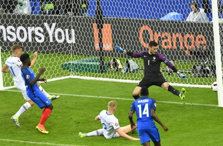 L'Islandais Kolbeinn Sigthorsson inscrit un but contre la France, en quart de finale de l'Euro, le 3 juillet 2016 au Stade de France