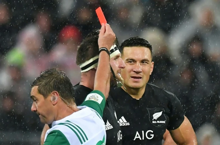 Le All Black Sonny Bill William (d) écope d'un carton rouge lors du second test-match face aux Lions britanniques, le 1er juillet 2017 à Wellington