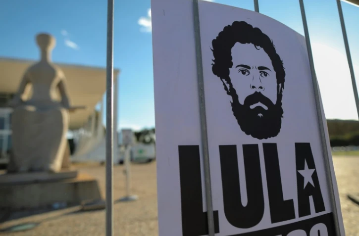 Une affiche représentant l'ancien président brésilien Luiz Inacio Lula da Silva (2003-2018) sur une barrière devant la Cour suprême à Brasilia, au Brésil, le 19 décembre 2018