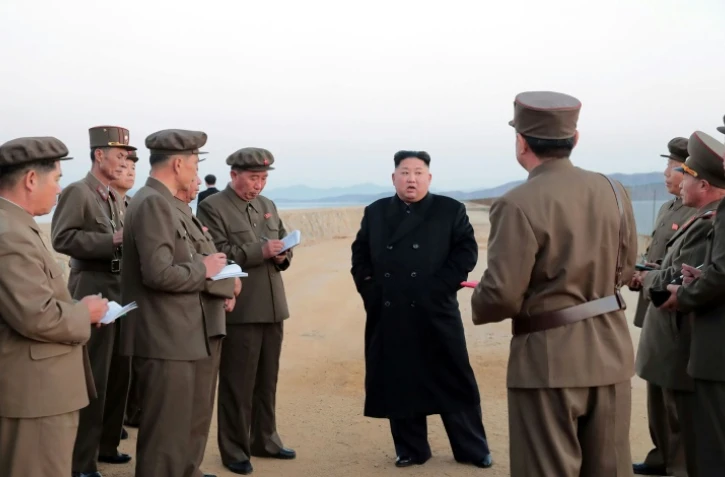 Photo non datée fournie le 16 novembre 2018 par l'agence de presse officielle nord-coréenne KCNA, montrant Kim Jong Un sur le site d'essais de l'Académie des sciences de défense. AFP PHOTO/KCNA VIA KNS