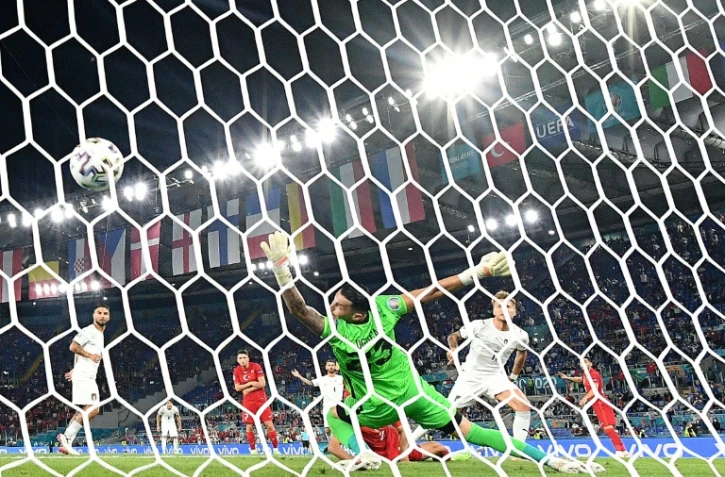 L'attaquant italien Ciro Immobile (d) marque le second but lors du match d'ouverture de l'Euro contre la Turquie, Ă Rome, le 11 juin 2021