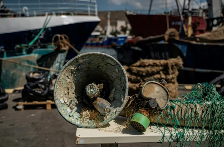 Des déchets plastiques retrouvés dans les eaux de la mer Egée par des pêcheurs et plongeurs, entreposés sur le marché aux poissons de Keratsini, en Grèce, le 26 mai 2023