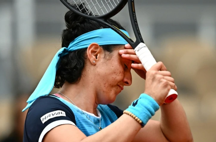 La Tunisienne Ons Jabeur en difficulté face à la Polonaise Magda Linette à Roland-Garros, le 22 mai 2022 
