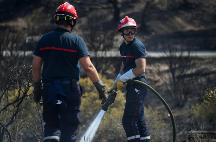 Des pompiers interviennent pour empêcher que le feu ne reparte aux Mayons, dans le Var, le 20 août 2021