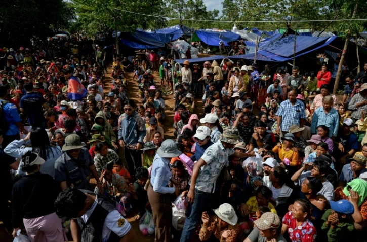 Des Cambodgiens déplacés par les combats attendent de recevoir de la nourriture dans une pagode de la province d'Oddar Meanchey, au Cambodge, le 28 juillet 2025