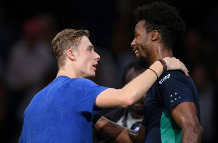 Le Canadien Denis Shapovalov (g) vainqueur du Français Gaël Monfils en quart de finale du Masters 1000 de Paris, le 1er novembre 2019