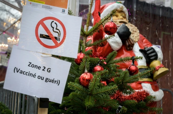 A l'entrée d'un marché de Noël de Lausanne, en Suisse, le 23 décembre 2021