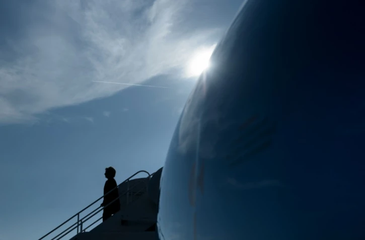 Hillary Clinton arrive à l'aéroport Bob Hope de Burbank, en Californie, le 13 octobre 2016