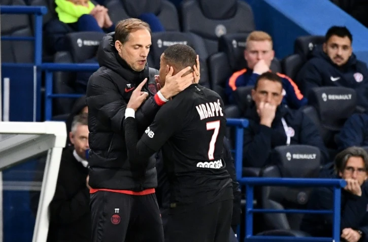 L'entraîneur du PSG Thomas Tuchel échange avec Kylian Mbappé, agacé, lors de son remplacement contre Montpellier, au Parc des Princes, le 1er février 2020  