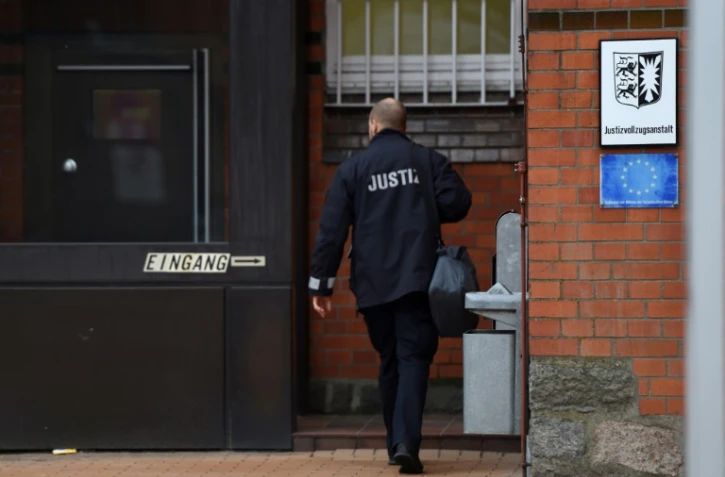 Un officier de justice entre dans le centre de détention de Neumuenster (nord de l'Allemagne), où l'ex-président indépendantiste catalan Carles Puigdemont serait détenu après avoir été arrêté en Allemagne sur la base d'un mandat d'arrêt européen, le 25 mars 2018