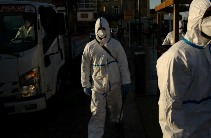 Opération de désinfection des rues à Cannes le 10 avril 2020