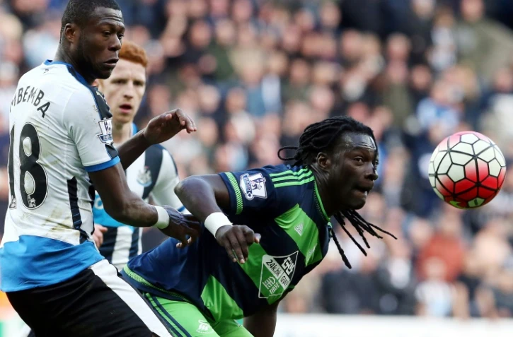 L'attaquant de Swansea Bafétimbi Gomis (d) à la lutte avec le défenseur de Newcastle Chancel Mbemba en Premier League, le 16 avril 2016 à Newcastle