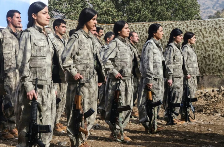 Combattants du PKK lors d'une cérémonie à Kandil, dans le nord de l'Irak, le 26 octobre 2025