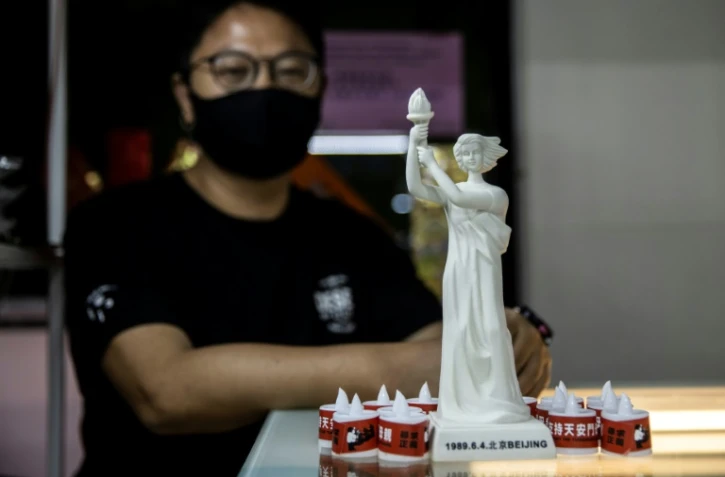 Une statuette de la "Déesse de la démocratie" et des bougies commémoratives de Tiananmen en vente dans une boutique de Hong Kong, le 3 juin 2022
