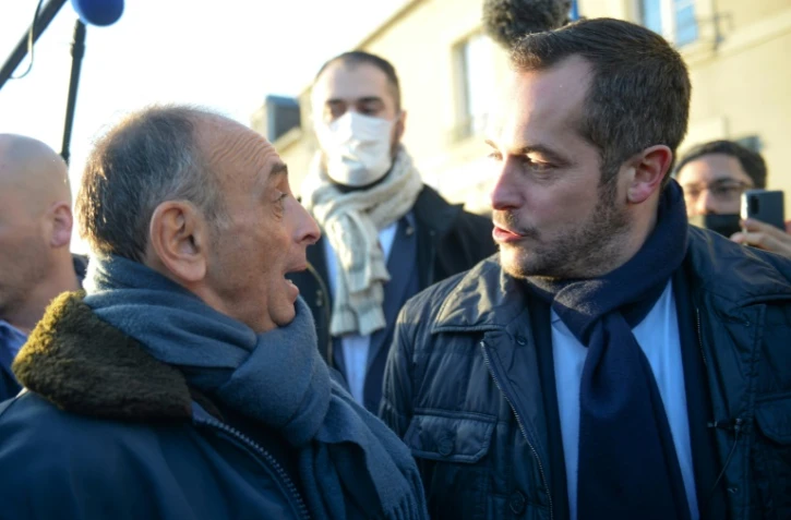 Le candidat d'extrême droite à la présidentielle Eric Zemmour (Reconquête!) et Nicolas Bay (ex-RN) à Port-en-Bessin, en Normandie, le 19 février 2022