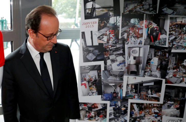 François Hollande devant des photos de l'imprimerie le 29 septembre 2016 à Dammartin-en-Goële 