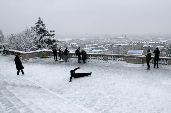 Des gens admirent la vue sur Paris en haut de la butte Montmartre, le 7 février 2018