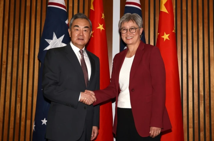 Le ministre chinois des Affaires étrangères Wang Yi et son homologue australienne Penny Wong, lors d'une visite du chef de la diplomatie chinoise en Asutralie, le 20 mars 2024 à Canberra