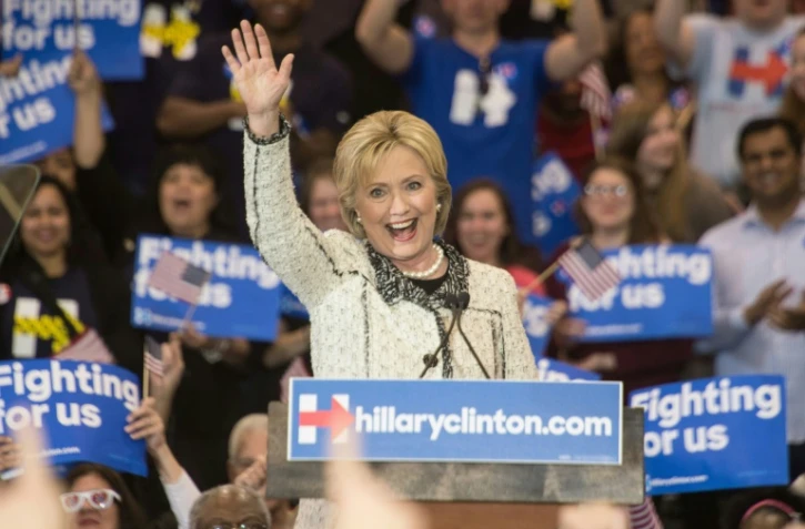 La candidate démocrate Hillary Clinton salue la foule après avoir remporté la primaire de Caroline du Sud à Columbia, le 27 février 2016