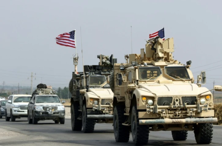 Des véhicules militaires américains arrivent dans la ville de Bardarach, dans la province kurde irakienne de Dohouk, le 21 octobre 2019