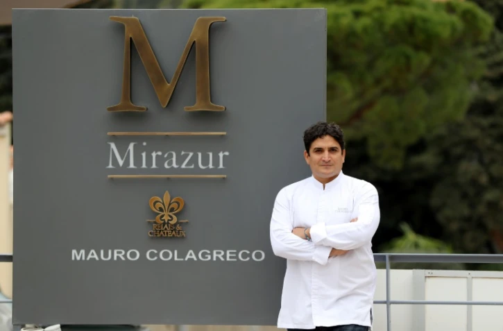 Photo archive montrant le chef argentin Mauro Colagreco le 15 février 2018 devant son restaurant Mirazur, situé à Menton dans le sud de la France, élu mardi meilleur restaurant du monde par le magazine britannique spécialisé Restaurant lors d'une cérémonie à Singapour.
