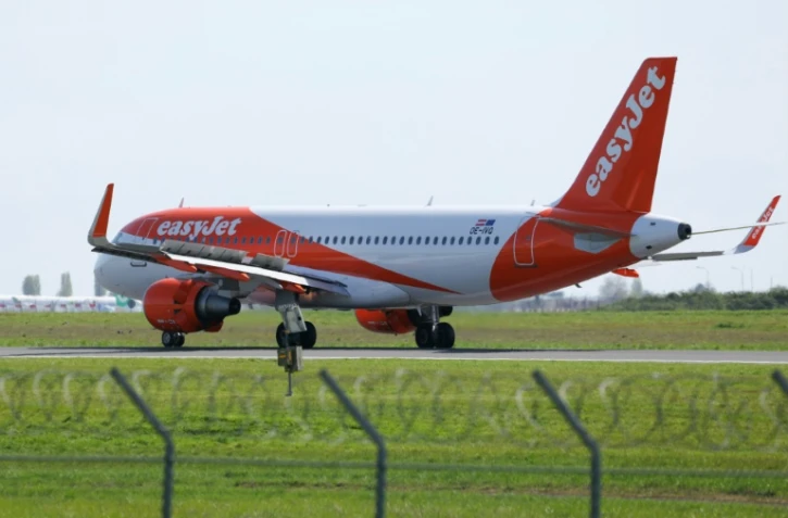Un avion de la compagnie aérienne EasyJet atterrit à l'aéroport d'Orly, le 6 avril 2026 dans le Val-de-Marne