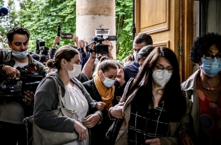 Valérie Bacot (c) arrive accompagnée de proches au tribunal de Chalon-sur-Saône, le 25 juin 2021