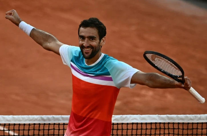 Le Croate Marin Cilic célèbre sa victoire sur le Russe Andrey Rublev en quart de finale du tournoi de tennis de Roland-Garros, à Paris, le 1er juin 2022