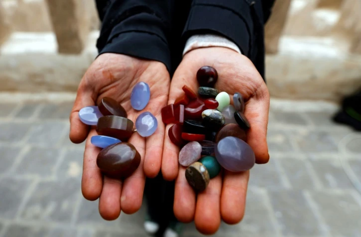 Safaa al-Faqih est l'une des rares femmes au Yémen à travailler les pierres semi-précieuses. Photo prise le 18 avril 2018 à Sanaa
