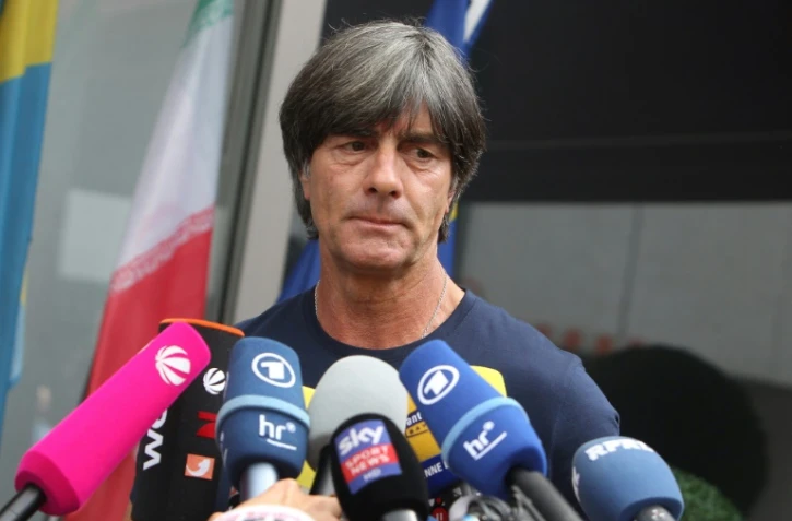 Le sélectionneur allemand Joachim Löw s'adresse aux médias après le retour de la sélection, éliminée du Mondial, le 28 juin 2018 à Francfort