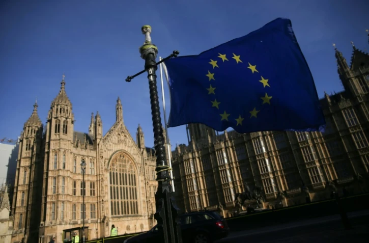 Le drapeau européen flotte devant le Parlement à Londres, le 18 décembre 2017