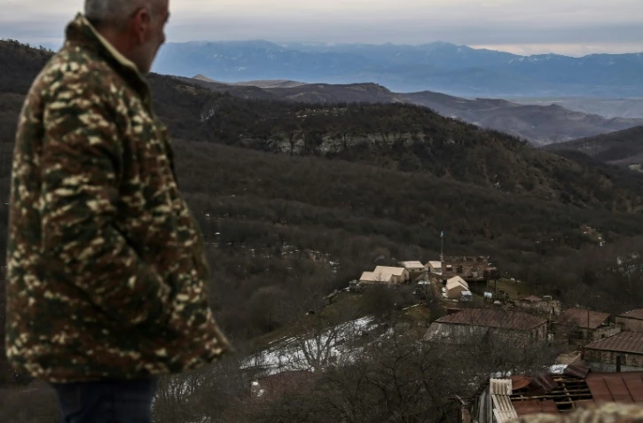 Un habitant du village de Shurnukh, en Arménie, regarde une installation de l'armée d'Azerbaïdjan le 4 mars 2021