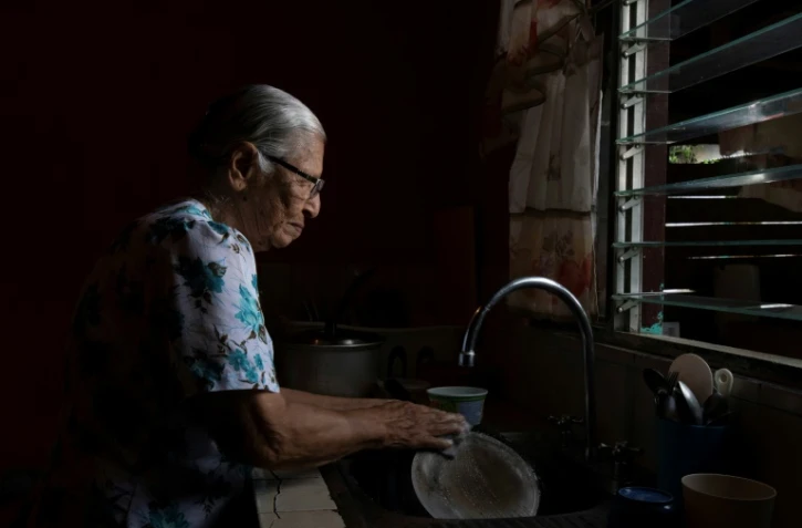 Clementina Espinoza, 92 ans, fait la vaisselle chez elle à Nicoya au nord-ouest de San José, le 27 août 2021