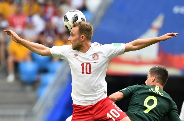 Le Danois Christian Eriksen (g) et l'Australien Tomi Juric à la lutte, le 21 juin 2018 à Samara 