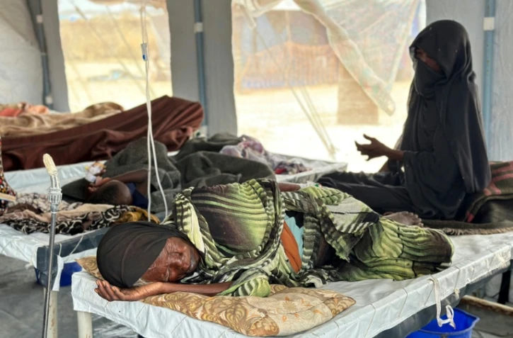 Des malades du choléra reçoivent des soins dans un centre spécialisé des camps de réfugiés de l'ouest du Soudan, à Tawila le 12 août 2025