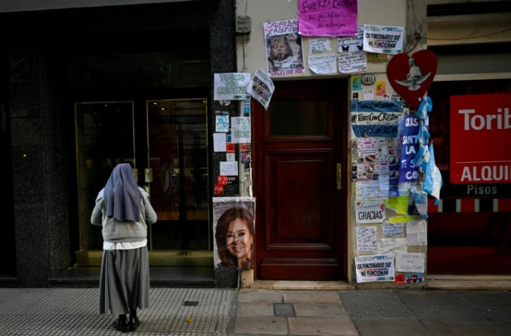 Des messages de soutien à la vice-présidente argentine Cristina Kirchner à l'entrée de sa résidence, le 3 septembre 2022 à Buenos Aires