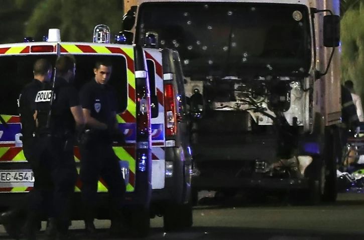 Des policiers devant le camion utilisé pour l'attentat, le 18 juillet 2016 à Nice