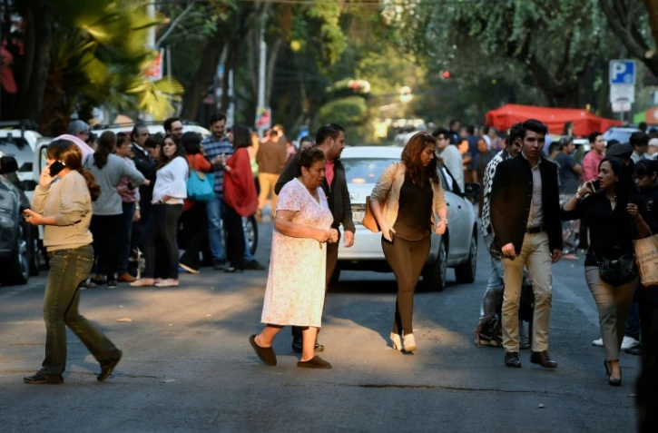 Les habitants dans les rues de Mexico City, le 16 février 2018, après qu'un puissant séisme, évalué à 7.0 de magnitude, ait secoué la ville