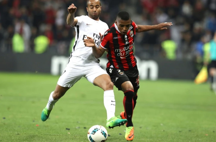 Le milieu du PSG Lucas Mourra (g) à la lutte avec le défenseur de Nice Dalbert Henrique à l'Allianz Riviera, le 30 avril 2017