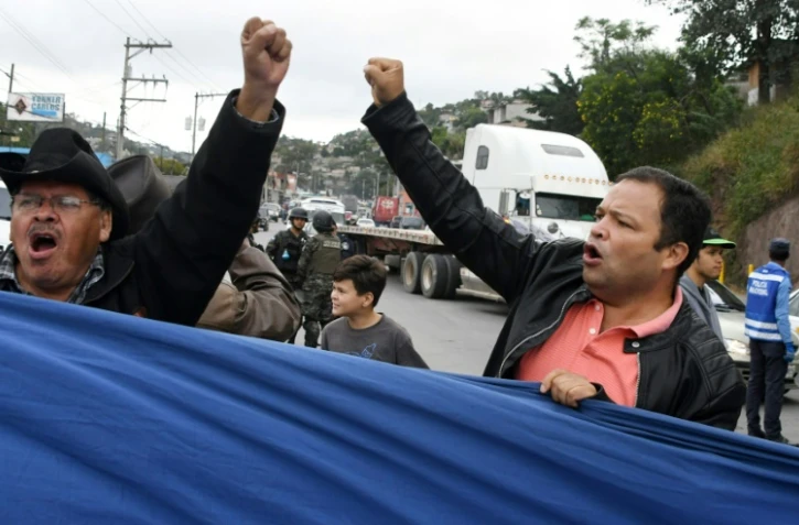 Des sympathisants de l'opposant au pouvoir hondurien, Salvador Nasralla, manifestent à Tegucigalpa, le 11 décembre 2017