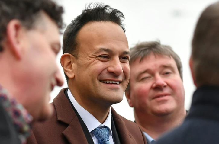 Le Premier ministre irlandais Leo Varadkar (2è g) lors de sa campagne électorale à Ennis (comté de Clare), le 7 février 2020