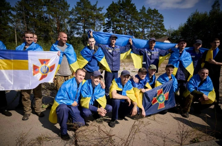 Des prisonniers de guerre ukrainiens après un échange dans un lieu tenu secret en Ukraine; sur une photo publiée par le service de presse présidentiel ukrainien le 14 septembre 2024 