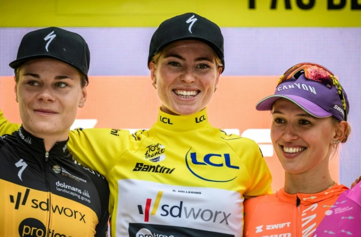 La Néerlandaise Demi Vollering (c), victorieuse du Tour de France, devant la Belge Lotte Kopecky (g) et la Polonaise Katarzyna Niewiadoma, le 30 juillet 2023 à Pau