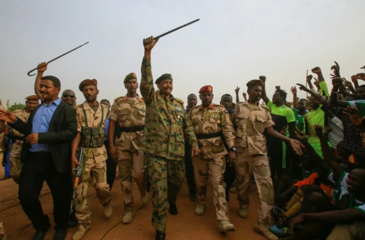 Le général Abdel Fattah al-Burhane, le chef du Conseil militaire au Soudan, accueilli par ses partisans dans la ville d'Omdourman près de Khartoum, le 29 juin 2019